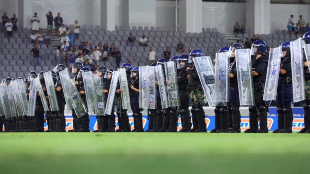 Άγρια επεισόδια στο ντέρμπι της Λεμεσού: Τραυματίστηκαν αστυνομικοί (vids)_66e7dd8f2f931.jpeg
