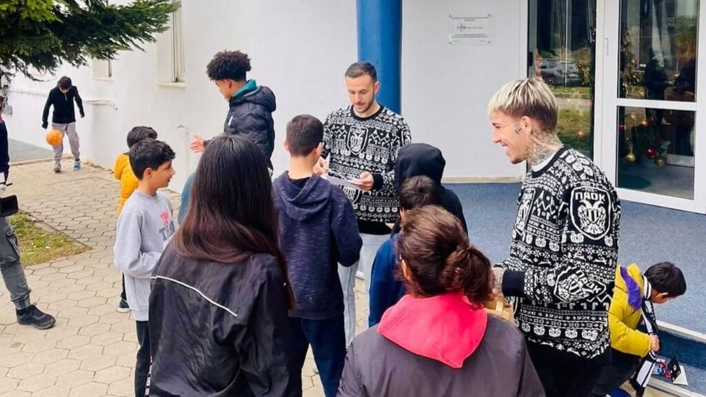 Μοίρασαν χαρά οι παίκτες του ΠΑΟΚ (pics)_67659ff83b247.jpeg