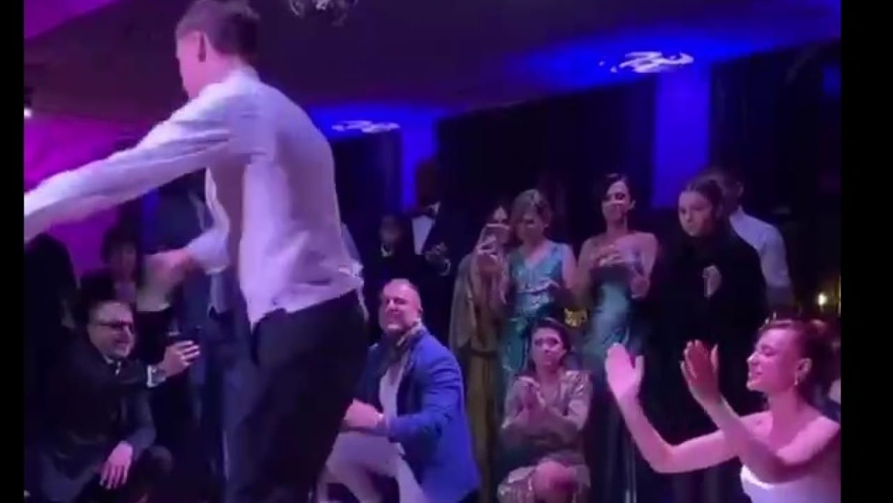Το ζεϊμπέκικο του… γαμπρού Κωνσταντέλια! (video)_6771291fb6a2e.jpeg