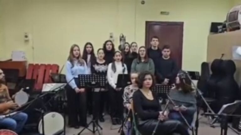 «Ασπρόμαυρα» κάλαντα για τρεμπλ στον ΠΑΟΚ! (video)_677aa79089853.jpeg