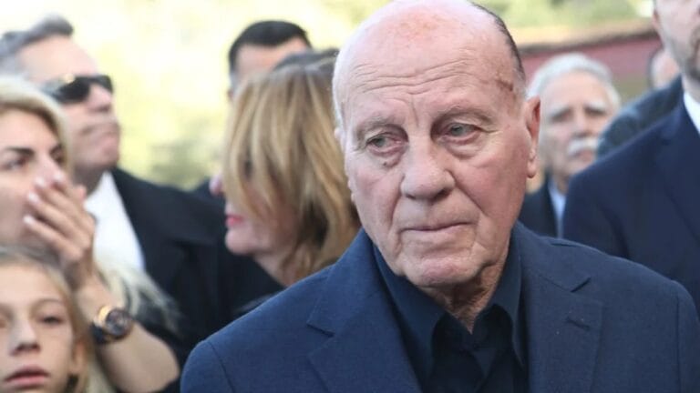 Διασωληνωμένος σε κρίσιμη κατάσταση ο Μίμης Δομάζος_6790fc6519305.jpeg