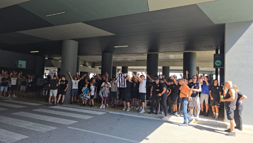 «Τρέλα» στο αεροδρόμιο για τον Ζαφείρη (videos)_68ac56cb6e180.jpeg