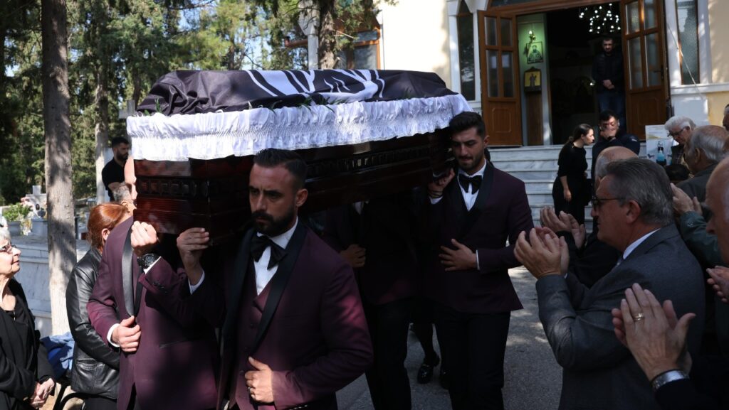 Συγκίνηση στο τελευταίο «αντίο» στον Λουκά Μήγιο (pics)_68ef82e288e0d.jpeg