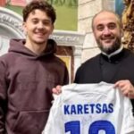Ο Καρέτσας έδωσε τη φανέλα του σε Έλληνα ιερέα_695590e40654a.jpeg