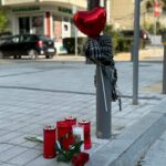 Πληθαίνουν τα λουλούδια και τα κεριά στο σημείο της τραγωδίας (pics)_69b41e953293a.jpeg