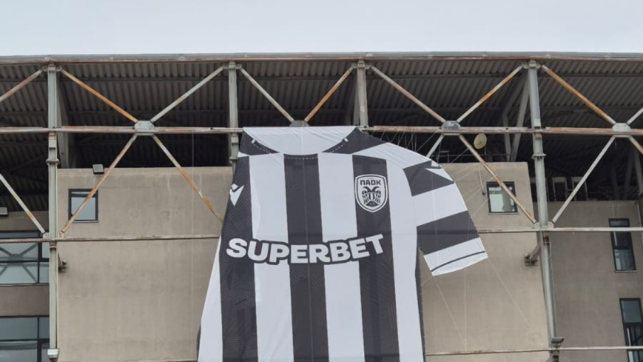 Μια γιγάντια «ριγέ» φανέλα στην Τούμπα! (pics)_69e0f4c81d09e.jpeg
