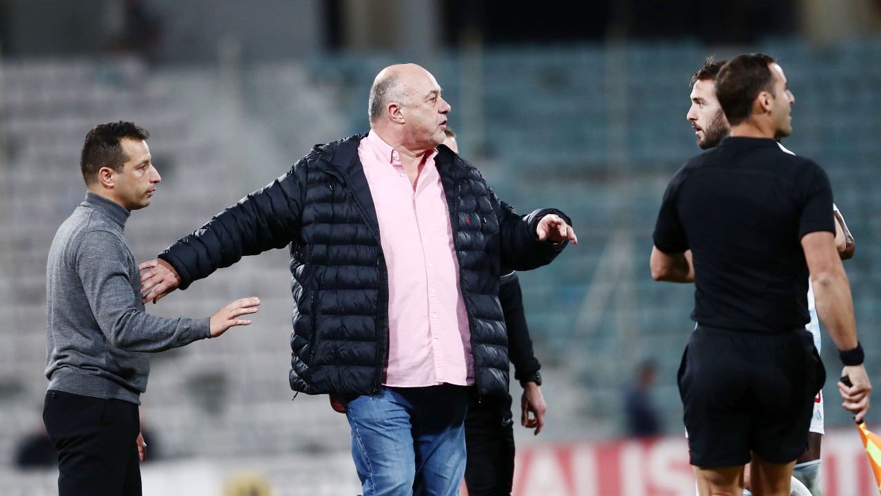 Mπέος σε Καρυπίδη: «Καλά το πας, του χρόνου θα τους ρίξεις Β’ Εθνική!»._69e489217e352.jpeg