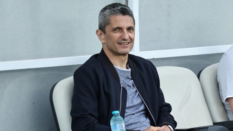 «Ντροπή σας! Ήρθε ο Λουτσέσκου κι όχι εσείς»_6a1b5259919c2.jpeg