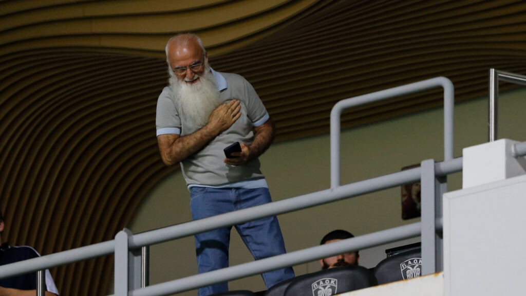 Ο Σαββίδης δίπλα στις νταμπλούχες του ΠΑΟΚ!_6a1aabf415b1f.jpeg