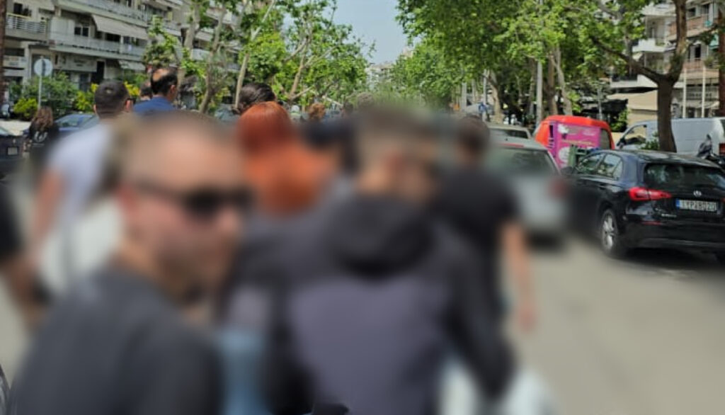 Ρίγη συγκίνησης στους δρόμους: «Αδέρφια ζείτε, εσείς μας οδηγείτε» (vid)_6a0065ddc163b.jpeg