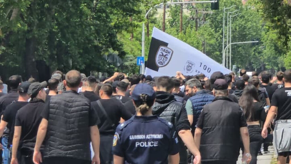 Ρίγη συγκίνησης στους δρόμους: «Αδέρφια ζείτε, εσείς μας οδηγείτε» (vids)_6a006705348d9.jpeg