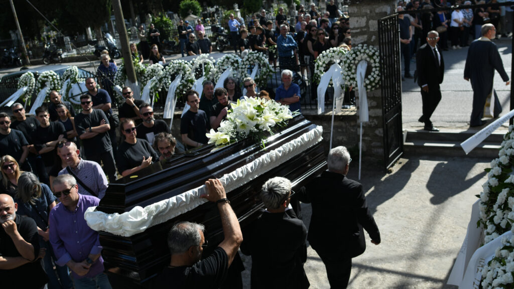 «Ράγισαν καρδιές» στο αντίο του Μάριου Οικονόμου…_6a1efac552ca2.jpeg