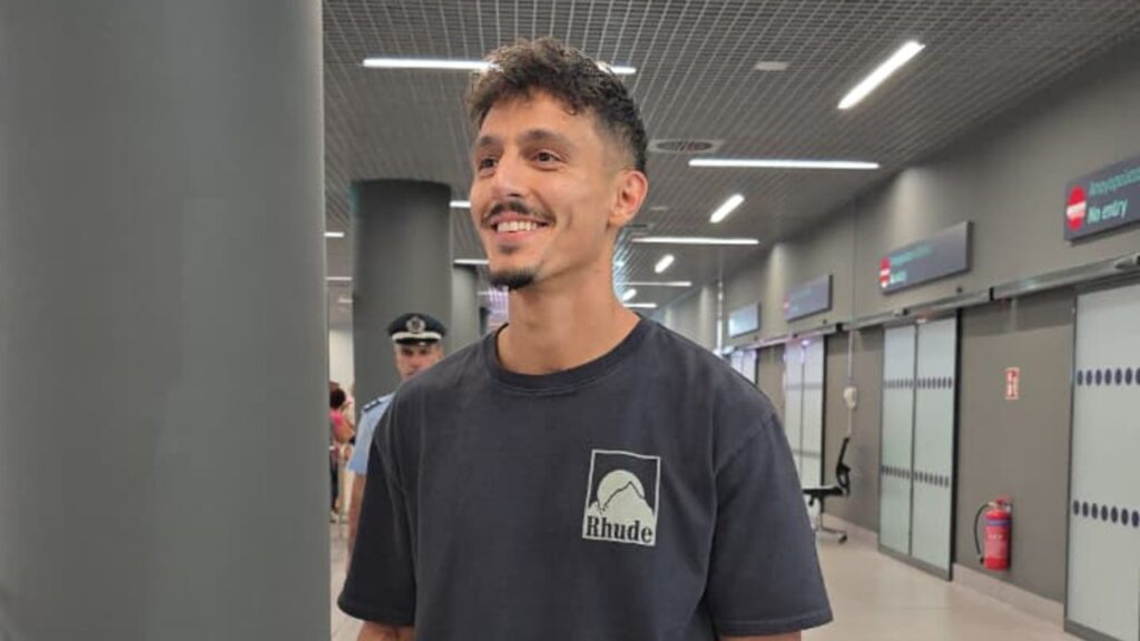 Γιαννούλης is here: Η άφιξη του διεθνή μπακ! (pics+videos)_6a736900b9ba3.jpeg