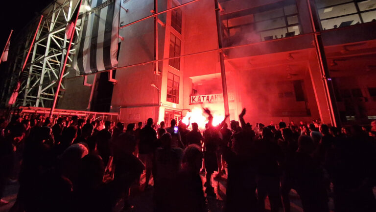 Πυρσοί και συνθήματα έξω από την Τούμπα! (pics)_6a8210333a105.jpeg