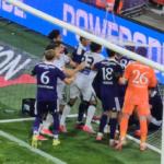 Τρελή ένταση μετά το γκολ του ΠΑΟΚ (videos)_6a7e29c3021c7.png