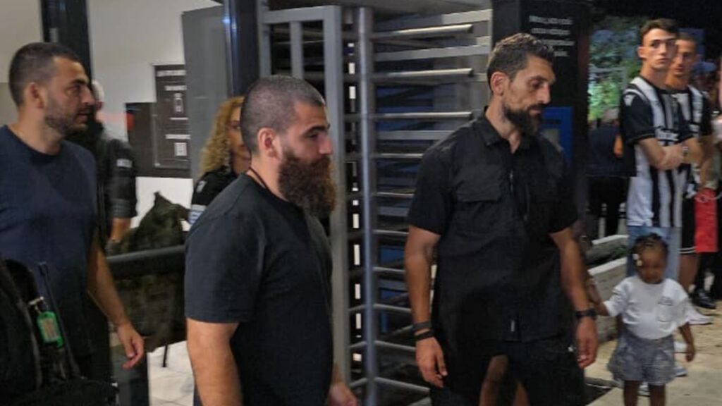 Η αποχώρηση Γιώργου και Νίκου Σαββίδη από την Τούμπα (video)_6a989a8dbcbac.jpeg