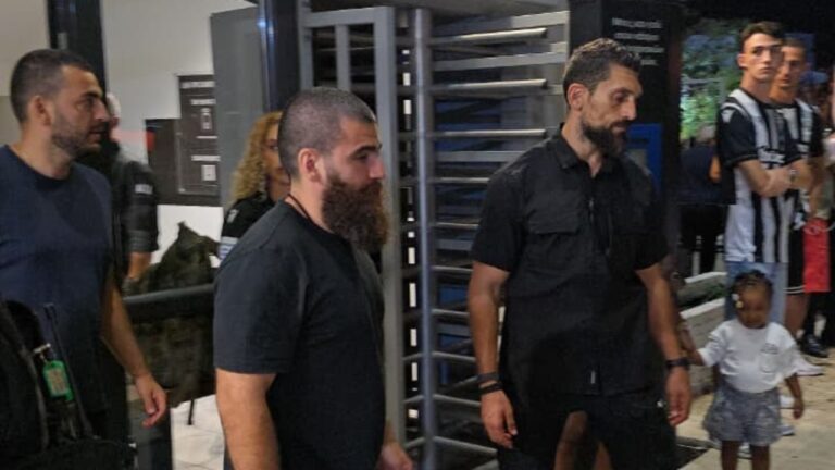 Η αποχώρηση Γιώργου και Νίκου Σαββίδη από την Τούμπα (video)_6a989a8dbcbac.jpeg